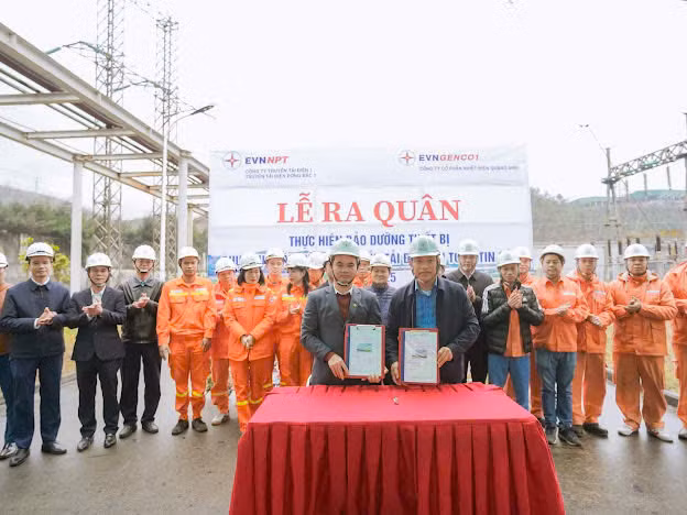 Công ty CP Nhiệt điện Quảng Ninh phối hợp với Công ty truyền tải điện Đông Bắc 1 tổ chức Lễ ra quân bảo dưỡng thiết bị phục vụ phát điện và truyền tải điện an toàn, tin cậy năm 2025. Ảnh do đơn vị cung cấp