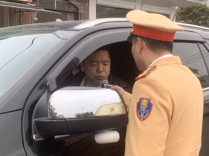 Công an huyện Vân Đồn kiểm tra nồng độ cồn người điều khiển phương tiện tham gia giao thông trên đường.