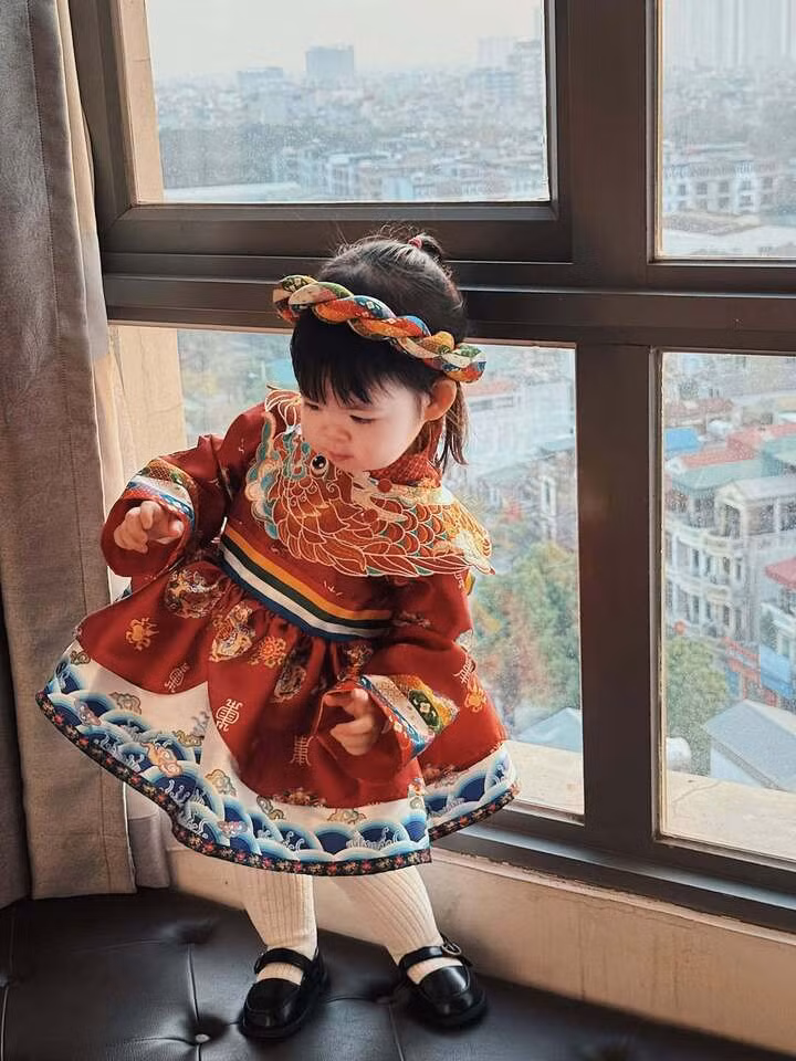 Đỗ Mỹ Linh chia sẻ khoảnh khắc đáng yêu khi con gái nhún nhảy, lắc lư cùng dòng chú thích: "Cúp bế" nhà mẹ Linh ba Quang".