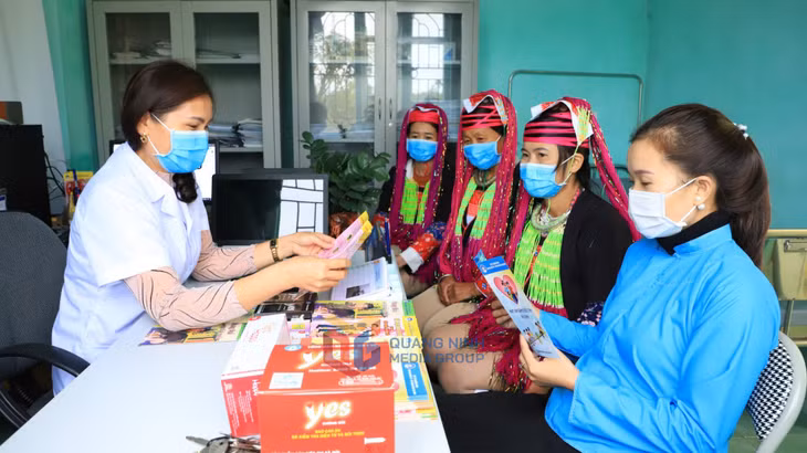 Tư vấn sức khỏe sinh sản cho người DTTS tại TP Móng Cái. Ảnh: Thanh Nga (CTV)