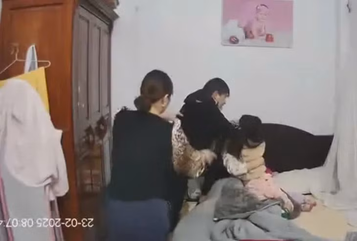 Người đàn ông ở TP Nam Định đã có hành vi túm tóc, lăng mạ vợ cũ trước mặt hai con nhỏ - Ảnh cắt từ video clip