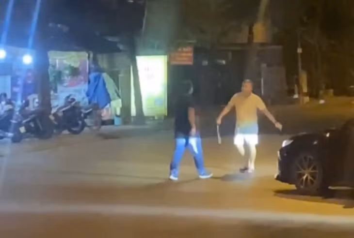 Hình ảnh clip ghi lại cảnh hai tài xế cầm hung khí dọa chém nhau.