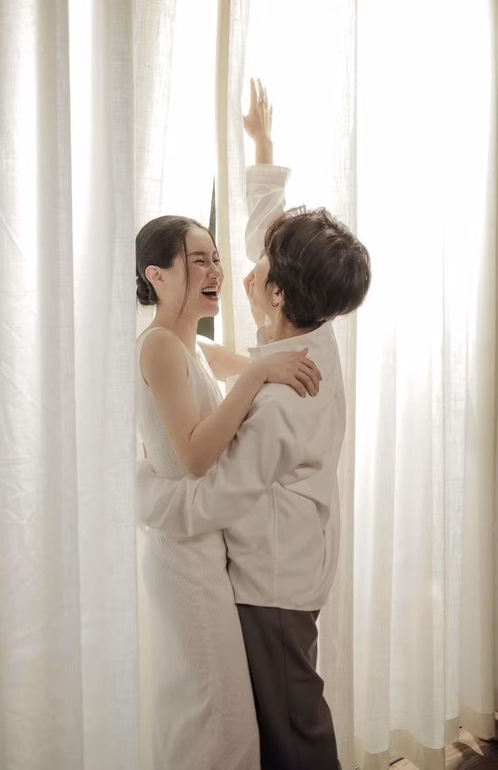 Họ có những khoảnh khắc tình tứ, ngọt ngào.