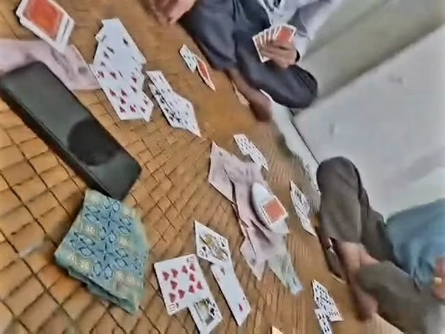 Trên chiếu bài có hình ảnh nhiều tờ giống tiền. Ảnh: Cắt từ clip