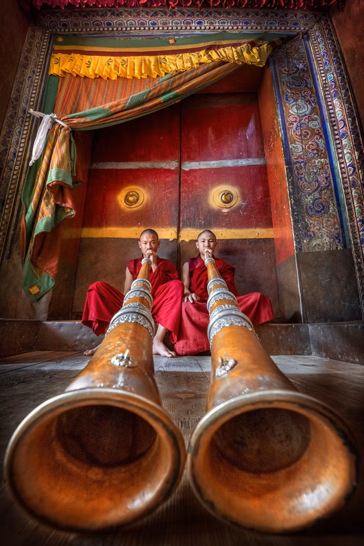 Tài năng âm nhạc của hai nhà sư tại tu viện Paro ở Bhutan là một hình ảnh được đánh giá cao trong hạng mục Khuôn mặt, con người và văn hóa, của NAG người Australia gốc Tây Ban Nha Ignacio Palacios. Ảnh: Ignacio Palacios.