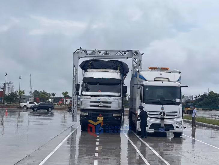 Hoạt động soi chiếu container tại Hải quan Móng Cái.