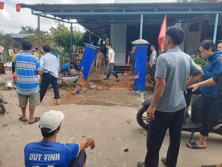 Vụ nổ làm hư hại trụ cổng và một số đồ dùng - Ảnh: DUY XUYÊN