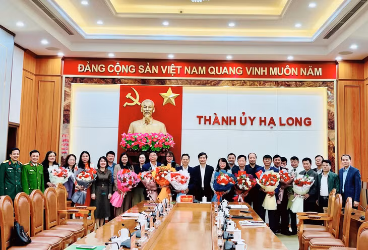 Các đồng chí Ban Thường vụ Thành uỷ tặng hoa 12 đồng chí có đơn xin nghỉ hưu trước tuổi.
