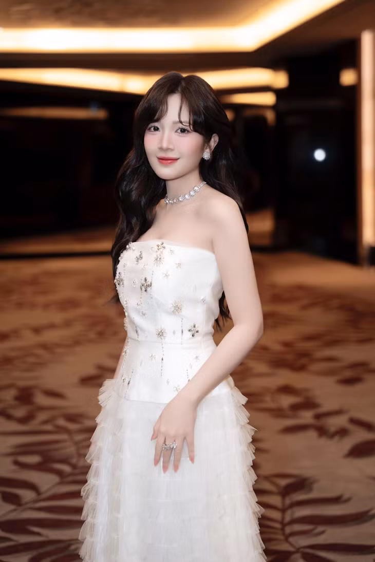 Tại sự kiện ra mắt "Cha tôi người ở lại", Nguyễn Hoàng Ngọc Huyền cho biết An là vai chính đầu tiên của cô. Dù nhân vật này trong bản gốc "Lấy danh nghĩa người nhà" từng được Đàm Tùng Vận thể hiện thành công, nữ diễn viên không hề áp lực.