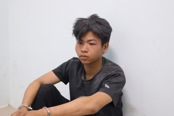 Dương Quốc Trung tại cơ quan công an cùng tang vật.