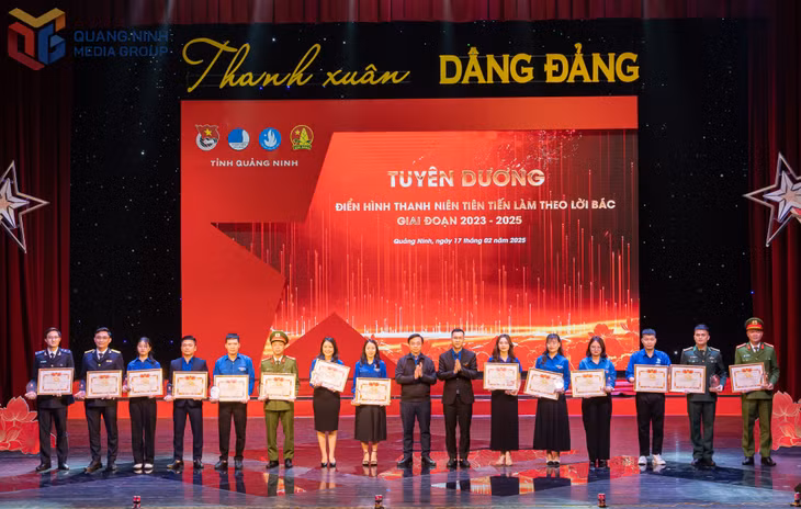 Đại úy Vũ Thanh Đức (thứ hai, phải sang) là một trong 30 điển hình thanh niên tiên tiến làm theo lời Bác tỉnh Quảng Ninh giai đoạn 2023-2025.