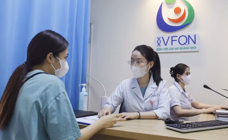 Bác sĩ Tô Thanh Hương khám bệnh, tư vấn cho người bệnh.