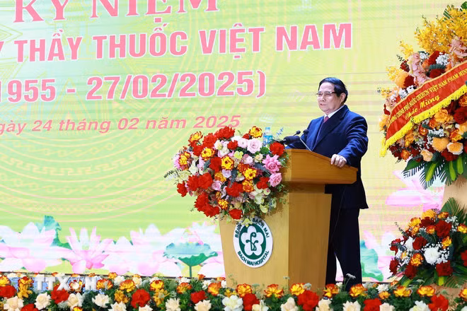 Thủ tướng Phạm Minh Chính chúc mừng đội ngũ bác sỹ, y sỹ nhân viên y tế Bệnh viện Bạch Mai. (Ảnh: Dương Giang/TTXVN)
