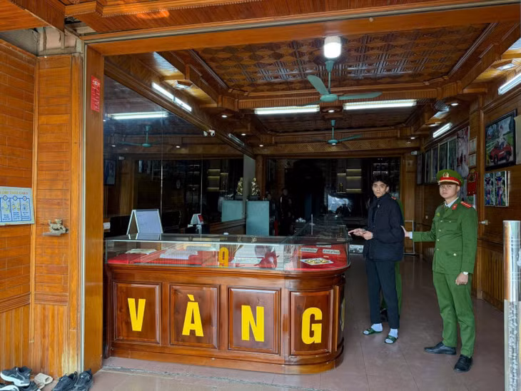 Đối tượng Nguyễn Văn Trường trực tiếp gây ra vụ cướp giật tài sản tại cửa hàng.