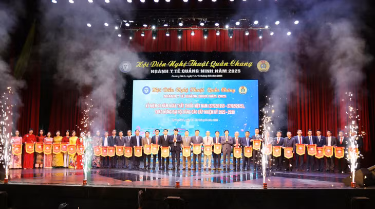 Ban tổ chức tặng cờ lưu niệm cho 35 đơn vị tham dự Hội diễn nghệ thuật quần chúng ngành Y tế Quảng Ninh năm 2025.