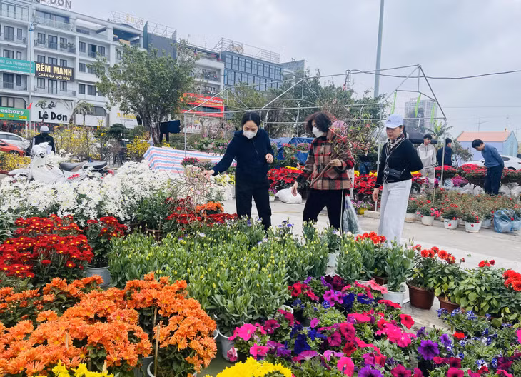 Chợ hoa xuân dịp Tết cổ truyền luôn thu hút nhân dân, du khách tham quan, mua sắm.