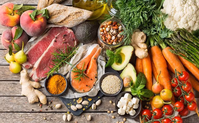 Nên ưu tiên lựa chọn thực phẩm tươi sống và chế biến tối thiểu trong bữa ăn hằng ngày để tăng cường sức khỏe, giảm nguy cơ mắc ung thư ruột kết.