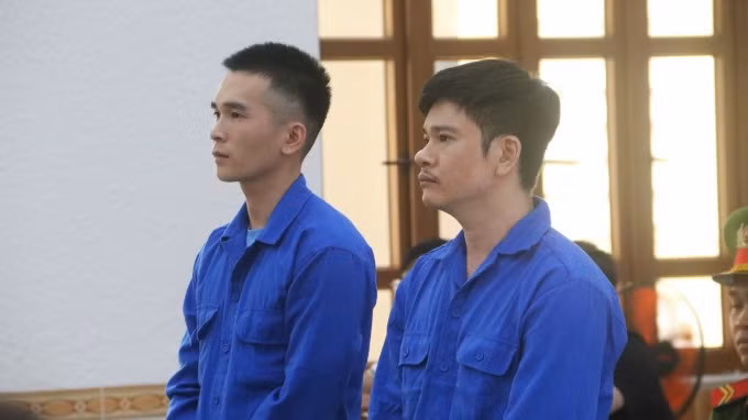Lê Hữu Tùng (phải) và Võ Phi Thành nghe tuyên án, ngày 27/2. Ảnh: Nguyễn Tư