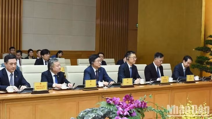 Đại sứ Trung Quốc tại Việt Nam Hà Vĩ (ngoài cùng bên phải) cùng lãnh đạo các tập đoàn, doanh nghiệp lớn của Trung Quốc tham dự Tọa đàm (Ảnh: TRẦN HẢI).