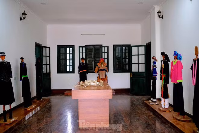 Trong dinh thự Vua Mèo Hoàng A Tưởng còn có một gian phòng trưng bày trang phục truyền thống, vật dụng sản xuất của đồng bào các dân tộc sinh sống tại Bắc Hà.