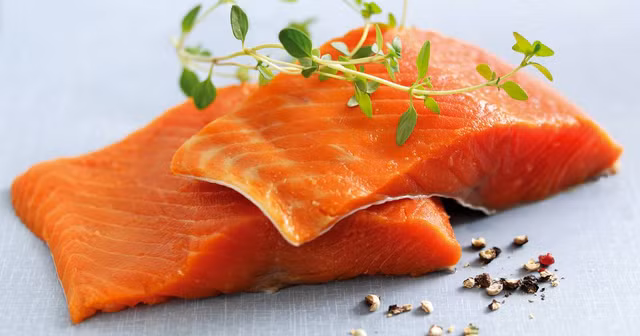 Cà hồi là một trong những thực phẩm giàu omega-3 tốt cho sức khỏe tim mạch và não bộ.