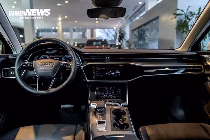 Khoang nội thất tiện nghi với thiết kế hướng người lái của Audi A6 S-Line 40 TFSI.