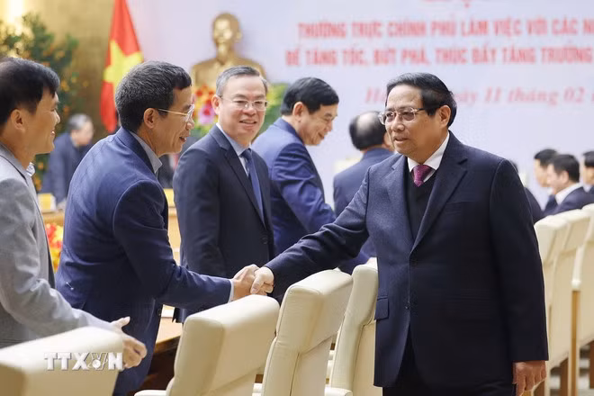 Thủ tướng Phạm Minh Chính với lãnh đạo các ngân hàng thương mại. (Ảnh: Dương Giang/TTXVN)