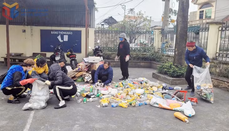 Hội viên Hội LHPN phường Cẩm Phú tham gia mô hình "Biến rác thải thành tiền".