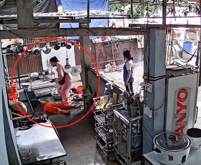 Lực lượng công an điều tra vụ việc một người phụ nữ đang rửa chén ở Khánh Hòa bị một thanh niên hành hung. Ảnh: Minh Nguyệt