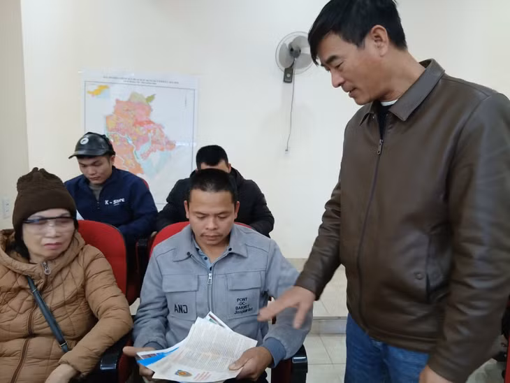 Ngư dân xã Hiệp Hòa nhận tờ rơi tuyên truyền, phổ biến pháp luật bảo vệ nguồn lợi thủy sản.