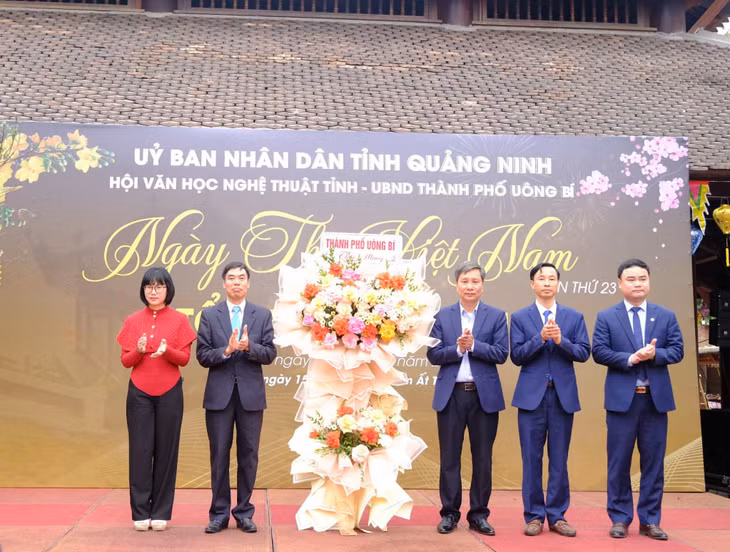 Lãnh đạo thành phố Uông Bí tặng hoa chúc mừng chương trình.