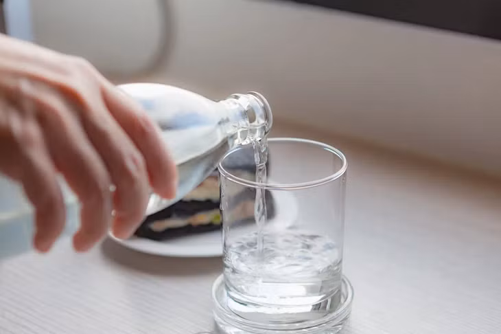 Mỗi người cần uống đủ 1,5-2 lít nước/ngày - Ảnh minh họa