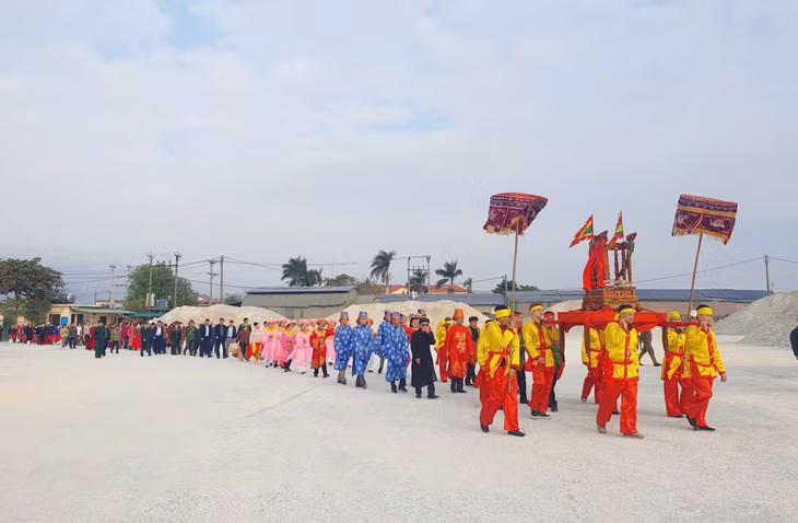 Lễ rước nước trong ngày khai hội đình Mi Sơn.