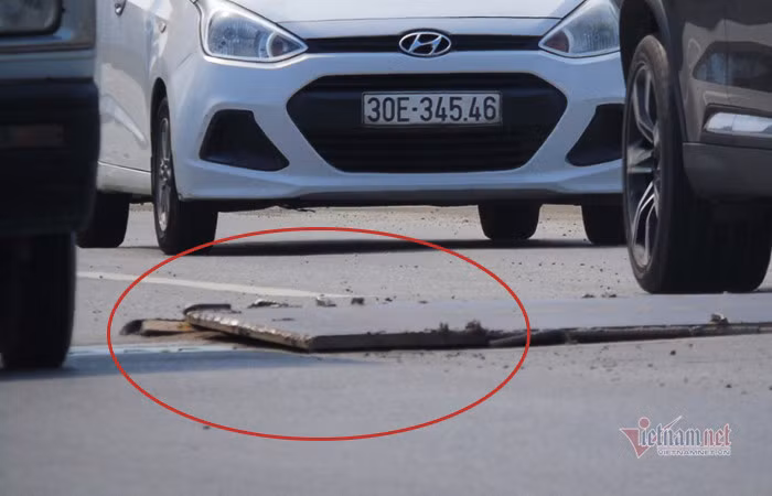 Những chướng ngại vật sắc nhọn trên đường là kẻ thù số 1 của lốp xe. Ảnh: Hoàng Hiệp