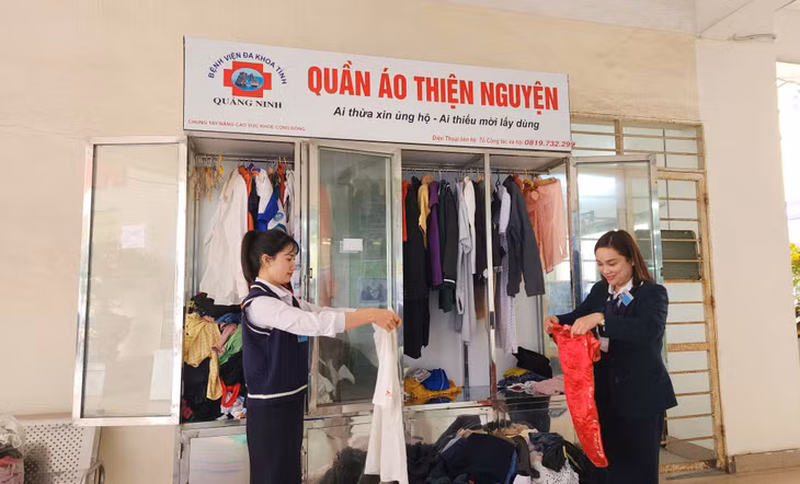 Nhân viên Tổ công tác xã hội, Bệnh viện Đa khoa tỉnh Quảng Ninh phân loại quần áo từ thiện cho người bệnh.