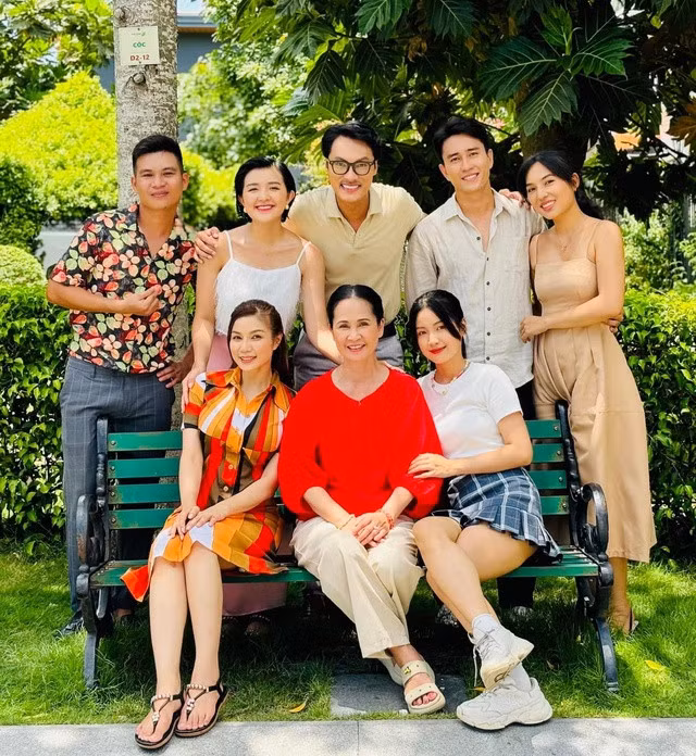 NSND Lan Hương (áo đỏ) bên các diễn viên phim