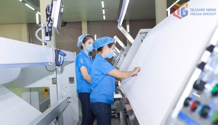 Công nhân Công ty TNHH KHKT Liên Hợp Việt Nam (KCN Hải Hà) kiểm tra sản phẩm sợi dệt. Ảnh: Mạnh Trường