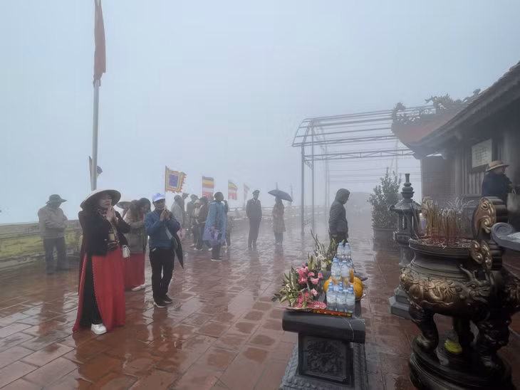 Ngay sau phần lễ khai hội, người dân, du khách đã lên thắp hương cầu may mắn, sức khoẻ, bình an tại Am Ngoạ Vân.