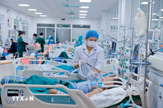 Thời gian gần đây, xuất hiện nhiều ca mắc cúm bị diễn biến nặng, thậm chí nguy kịch; đa số là người có bệnh nền, không kiểm soát tốt bệnh nền. (Ảnh: Minh Quyết/TTXVN)