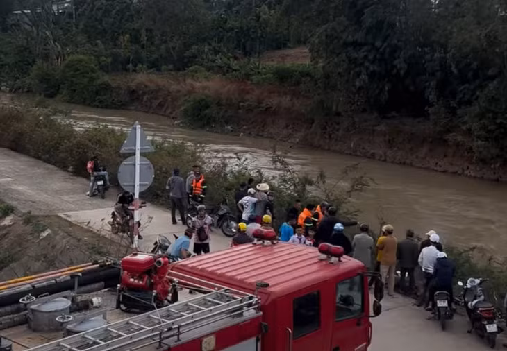 Cảnh sát phòng cháy chữa cháy và tìm kiếm cứu nạn, công an, bộ đội địa phương đã được huy động tìm kiếm nạn nhân - Ảnh: PHƯƠNG LAN