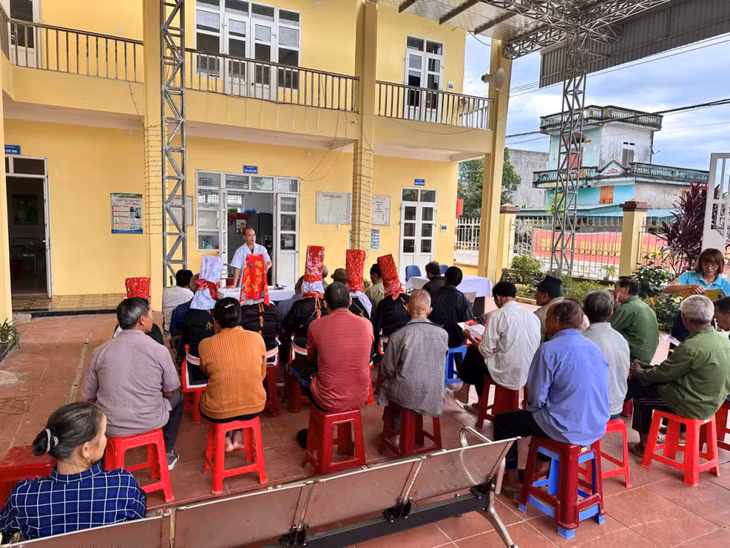Tuyên truyền cho bà con xã Quảng Lâm về phòng chống dịch bệnh. (Ảnh nhân vật cung cấp)