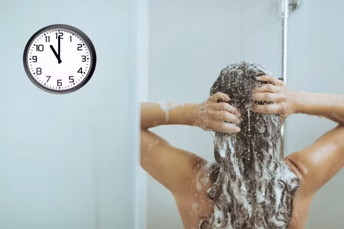 Tắm khuya hay tắm quá lâu khi trời lạnh dễ bị sốc nhiệt. Ảnh: Healthline