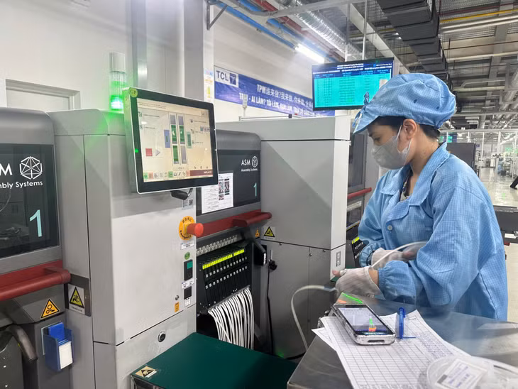 Công nhân Công ty TNHH Kỹ thuật điện tử Tonly Việt Nam gia công sản phẩm.