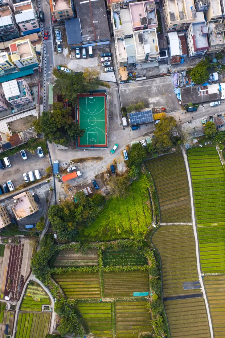 Hong Kong có mật độ dân số trung bình là 6.747,0 người/km2, trên diện tích đất liền 1.050 km2. Đây là mật độ dân cư cao thứ 2 ở Đông Á và Châu Á (sau Macau) và thứ 4 thế giới, dữ liệu vào năm 2024 từ Liên hợp quốc (UN). Do đó, việc tối đa hóa không gian là rất quan trọng. "Sân bóng rổ nhỏ hơn nhiều so với sân bóng đá, dễ bảo trì và có thể dùng vào nhiều mục đích khác nhau. Sự gần gũi các cơ sở giải trí như vậy tạo sự thuận tiện cho người dân, chẳng hạn bạn có thể tiếp cận tất cả mọi thứ chỉ trong vòng 15 phút lái xe", Jeroen van Ameijde nói với CNN.