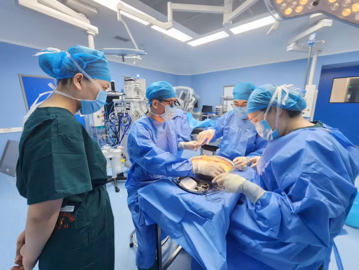 Thầy thuốc ưu tú, bác sĩ CKII Phạm Việt Hùng, Trưởng Khoa Ngoại, Bệnh viện Đa khoa tỉnh (thứ 2, trái sang) tham gia vào quá trình rửa và ghép tạng tại Bệnh viện số 2, Đại học Y Quảng Tây (Trung Quốc).