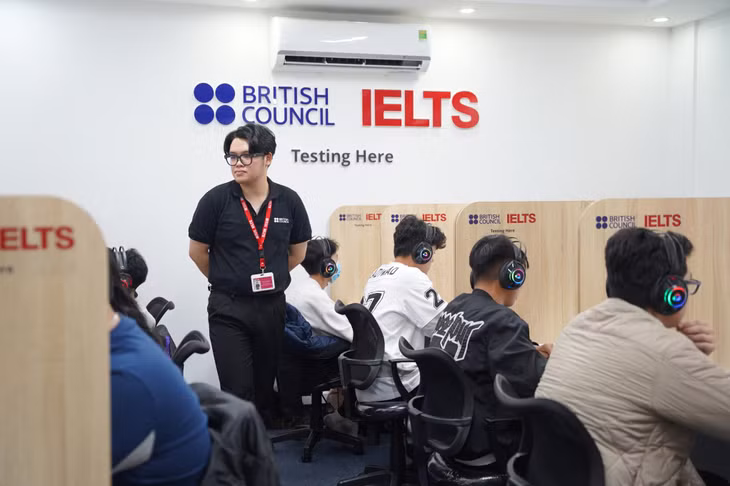 ... và tham gia thi thử trên máy tính tại Địa điểm thi PISA IELTS.