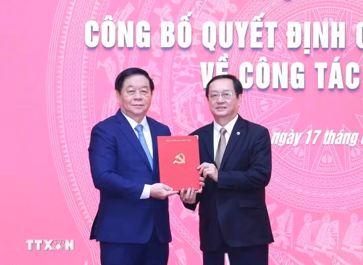 Ông Nguyễn Trọng Nghĩa, Ủy viên Bộ Chính trị, Bí thư Trung ương Đảng, Trưởng Ban Tuyên giáo và Dân vận Trung ương trao Quyết định của Bộ Chính trị cho đồng chí Huỳnh Thành Đạt. (Ảnh: Phương Hoa/TTXVN)