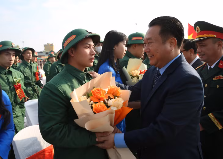 Đồng chí Nguyễn Đức Thành, Ủy viên Ban Thường vụ Tỉnh ủy, Chủ nhiệm Ủy ban Kiểm tra Tỉnh ủy, tặng hoa động viên các tân binh lên đường nhập ngũ.