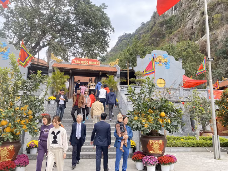 Người dân, du khách du xuân đầu năm tại đền Đức Ông Trần Quốc Nghiễn (TP Hạ Long).