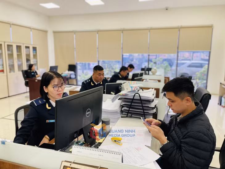 Doanh nghiệp làm thủ tục thông quan tại Chi cục Hải quan cửa khẩu cảng Hòn Gai. Ảnh: Hoàng Nga.
